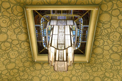 France, Marne (51), Reims, la bibliothèque Carnegie de style Art Nouveau, le lustre du grand hall d'entrée fut dessiné par le maître verrier rémois Jacques Simon