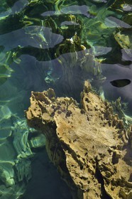Philippines, Calamian Islands dans le nord de Palawan, Coron Island Natural Biotic Area, crique sur le chemin du lac Kayangan, formations rocheuses karstique en calcaire du Permien