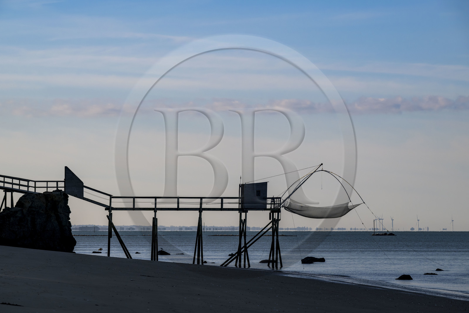France, Loire-Atlantique (44), Baie de Bourgneuf, La Bernerie-en-Retz, cabane de pêche traditionnelle au carrelet en bordure de la plage de Crêve-coeur
