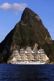 Caraïbes, île de Sainte-Lucie, le 5 mâts SPV Royal Clipper toutes voiles dehors au large du Piton de Soufrière