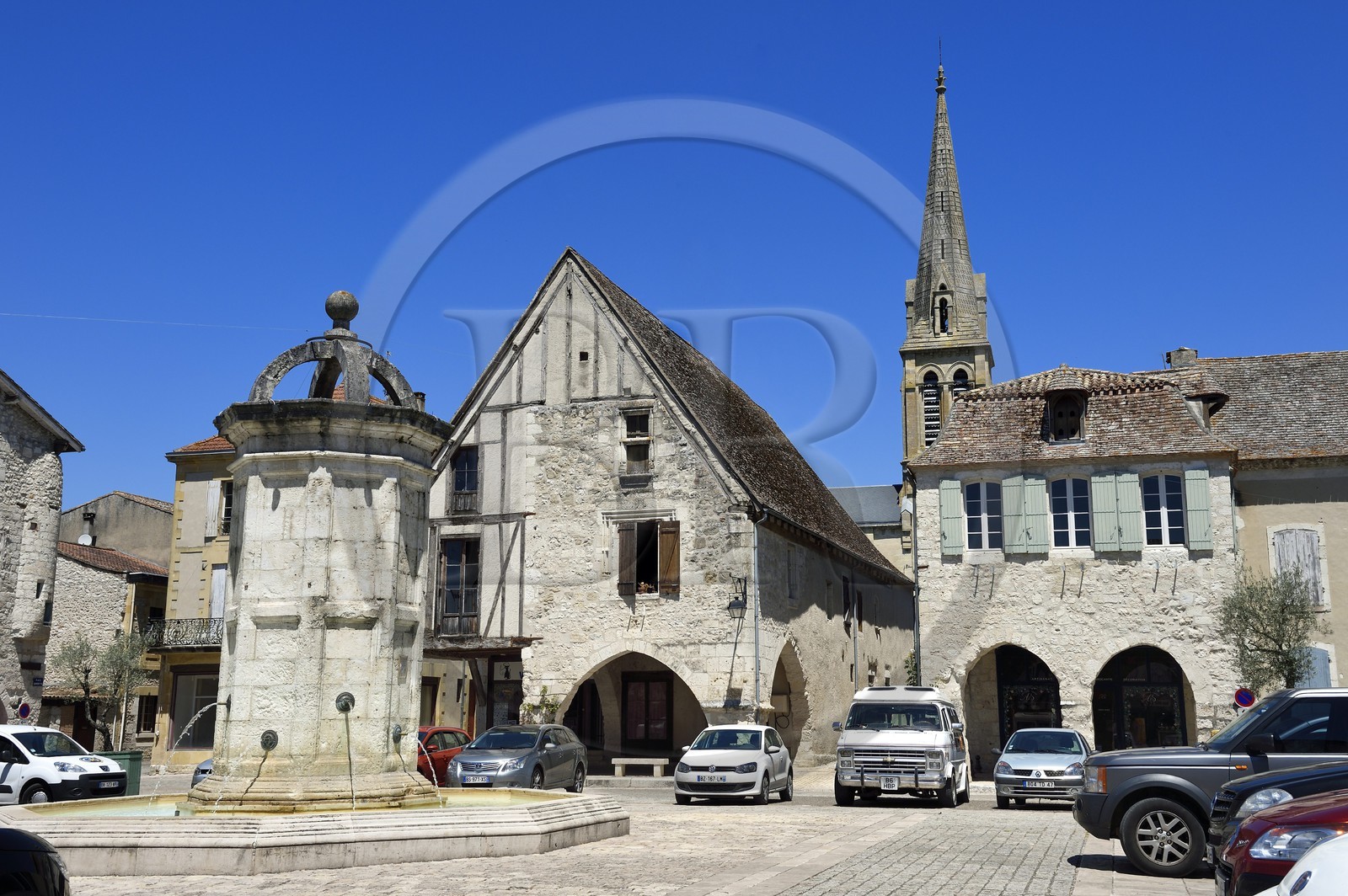 France, Dordogne (24), Perigord Pourpre, Bastide de Eymet, la place centrale (place Gambetta) et , l'église Notre-Dame-de-l'Assomption en arrière plan