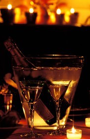 France, Noël, table de fête dressée avec un seau à champagne