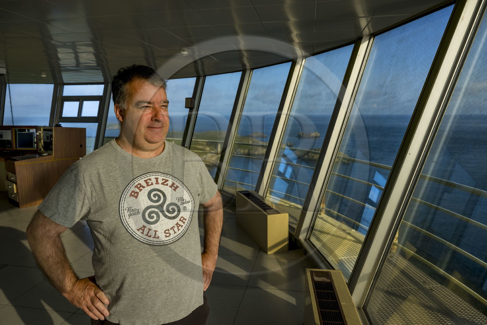 France, Finistère (29), Mer d'Iroise, Ile d'Ouessant, tour radar du Stiff de l'architecte Jean Prouvé (1982) qui surveille le rail de circulation maritime dans la Manche pour le Cross Corsen, Patrick Cornic, technicien du CROSS en poste depuis 2014