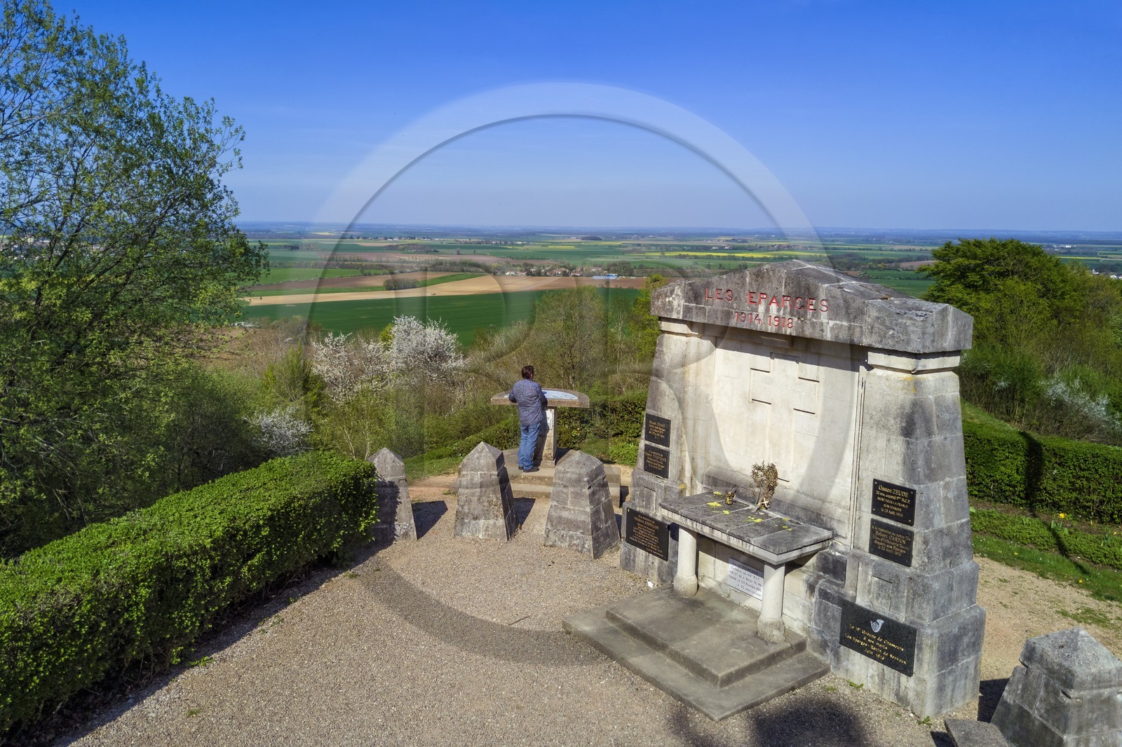 France, Meuse (55), Parc régional de Lorraine, Cotes de Meuse, Les Éparges, traces des combats d’une des luttes les plus meurtrières de la Première Guerre mondiale, trous d'obus et monument du point X en mémoire de Ceux qui n'ont pas de tombe (vue aérienne)
