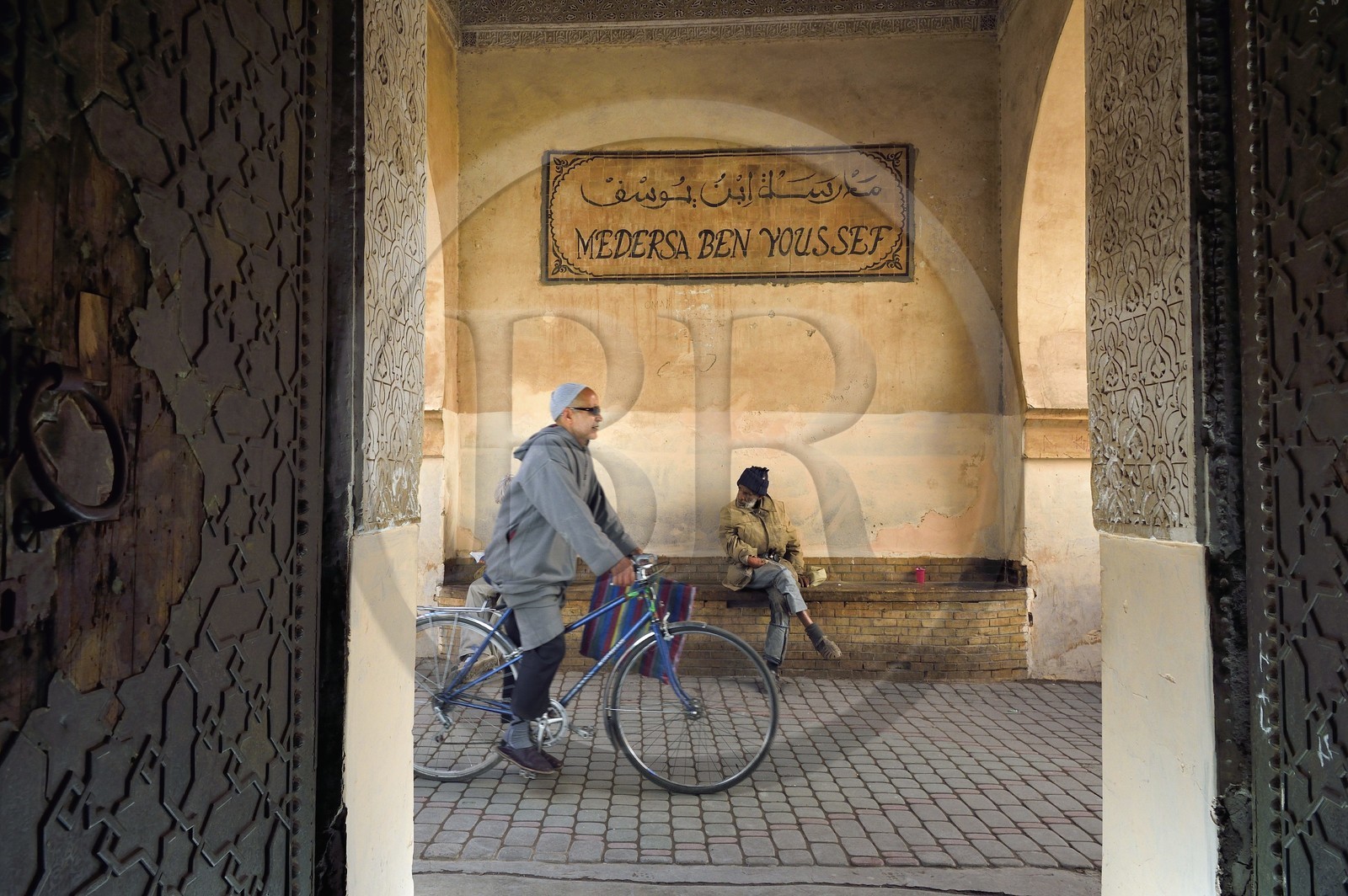 Maroc, Haut-Atlas, Marrakech, ville impériale, Médina classée Patrimoine Mondial de l'UNESCO, entrée de la Medersa Ali Ben Youssef (école coranique)