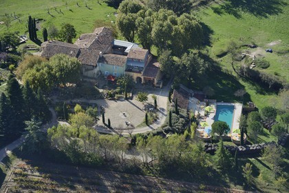 France, Var (83), Provence Verte, Bras, vers Saint-Maximin-la-Sainte-Baume, la maison d'hotes Le Peyrourier - une campagne en Provence (vue aérienne)