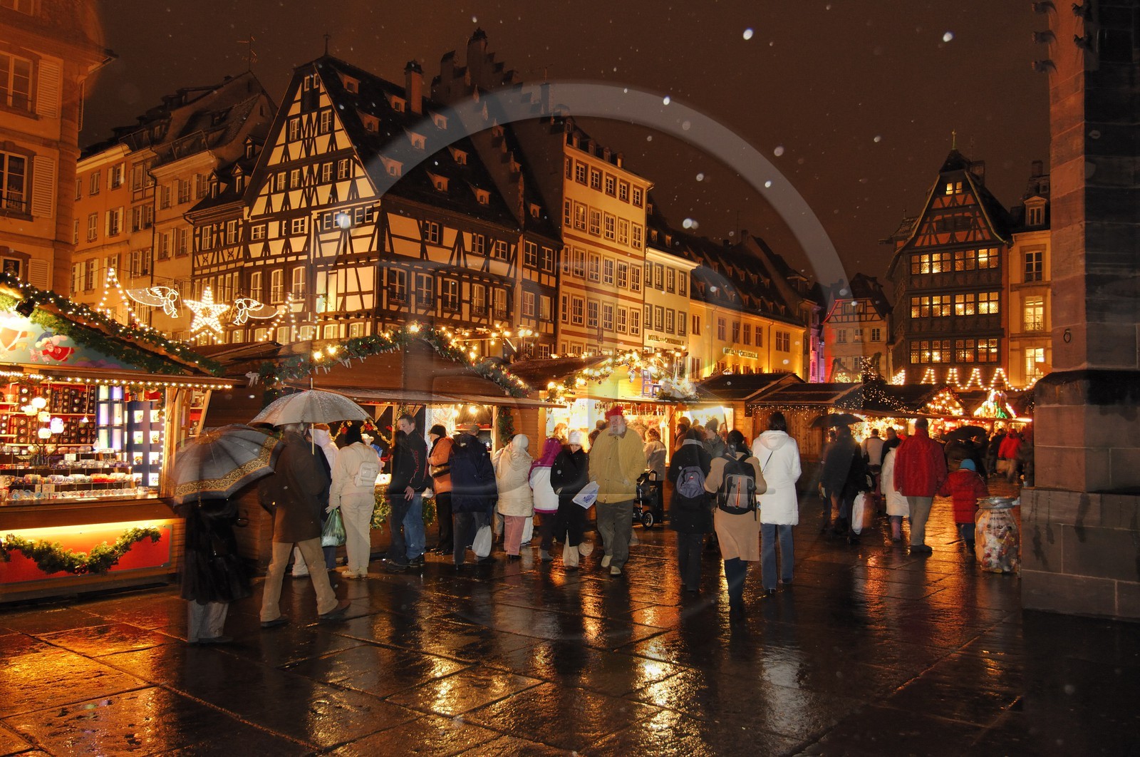 France, Bas Rhin (67), Strasbourg, cabane du marche de Noel place de la Cathedrale