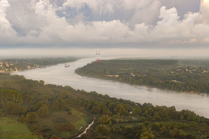 France, Loire-Atlantique (44), Le Pellerin, cargo descendant la Loire vers l'estuaire (vue aérienne)