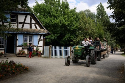 France, Haut-Rhin (68), Ungersheim, écomusée d'Alsace, promenade en tracteur