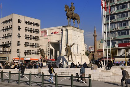 Turquie, Anatolie centrale, Ankara, (place) Ulus Meydani où trône la statue équestre de Atatürk