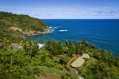 Caraïbes, Ile de la Dominique, Salybia, Territoire Kalinago, Kalinago Barana Autê (le village Caraïbe en bord de mer), grand village des indiens Kalinagos destiné à la mise en valeur et au partage de leurs activités traditionnelles (vue aérienne)