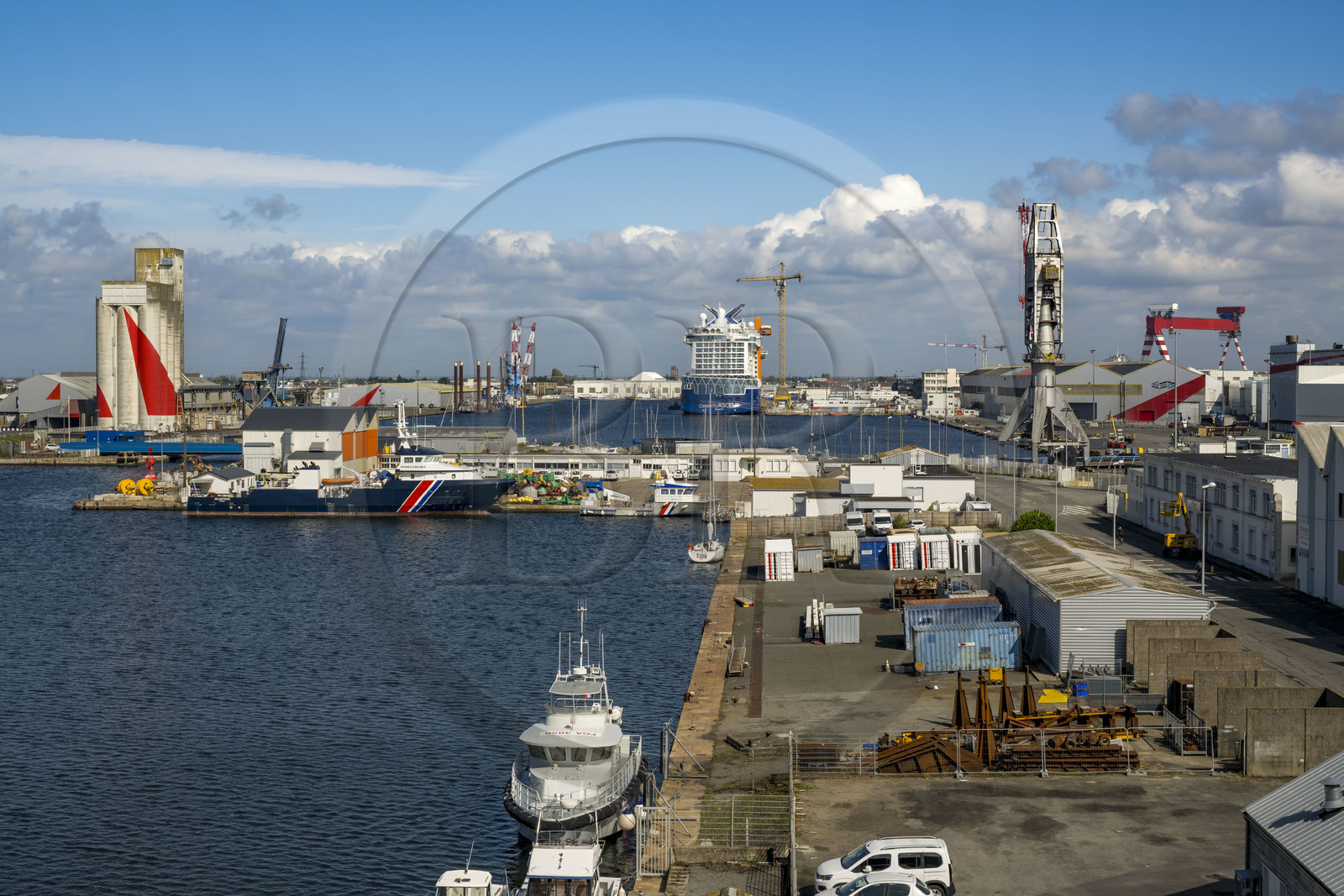 France, Loire-Atlantique (44), Saint-Nazaire, port de commerce, paquebot en construction dans le bassin à flot de Penhoët