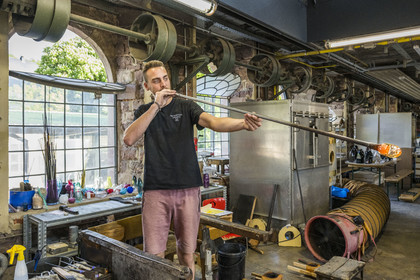 France, Moselle (57), Meisenthal, Centre international d’Art verrier (CIAV), le verrier Geoffrey Richard  dans l'atelier de soufflage