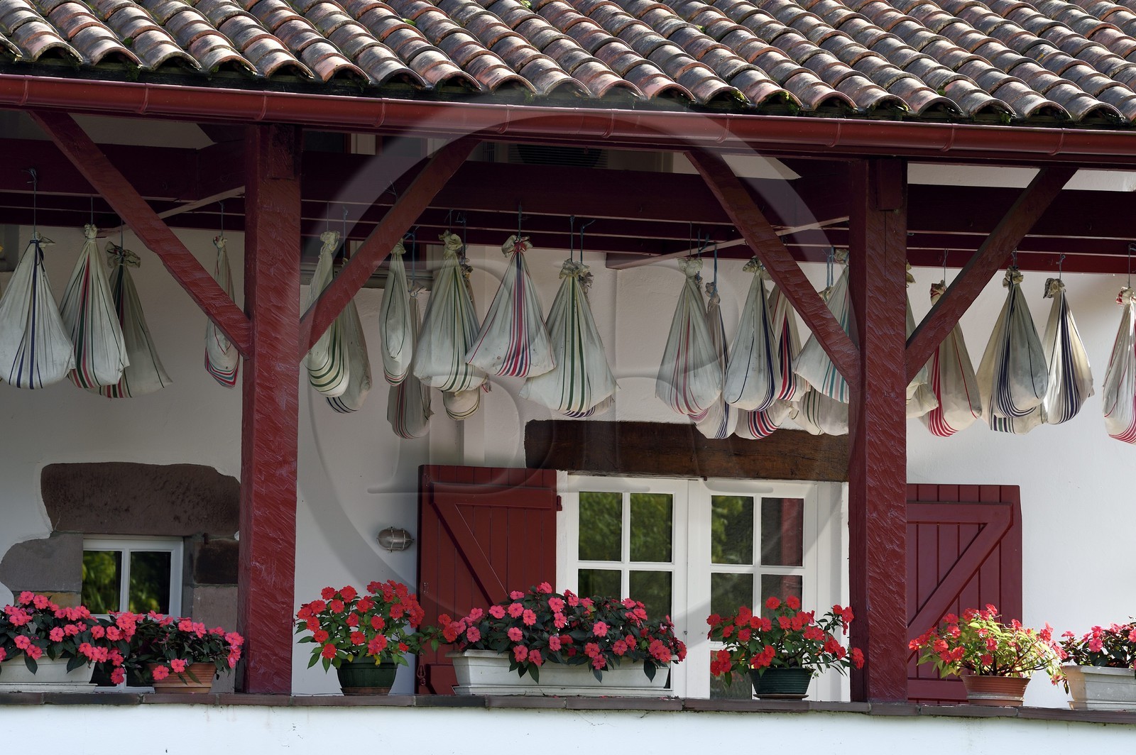 France, Pyrénées-Atlantiques (64), Pays-Basque, Saint-Etienne-de-Baïgorry, jambons séchant sur la terrasse de la Boutique Maison Petricorena