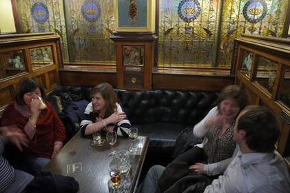 Royaume-Uni, Irlande du Nord, Belfast, le Crown Liquor Saloon fondé en 1826 est le seul pub à faire partie du National Trust (Monuments Historiques)