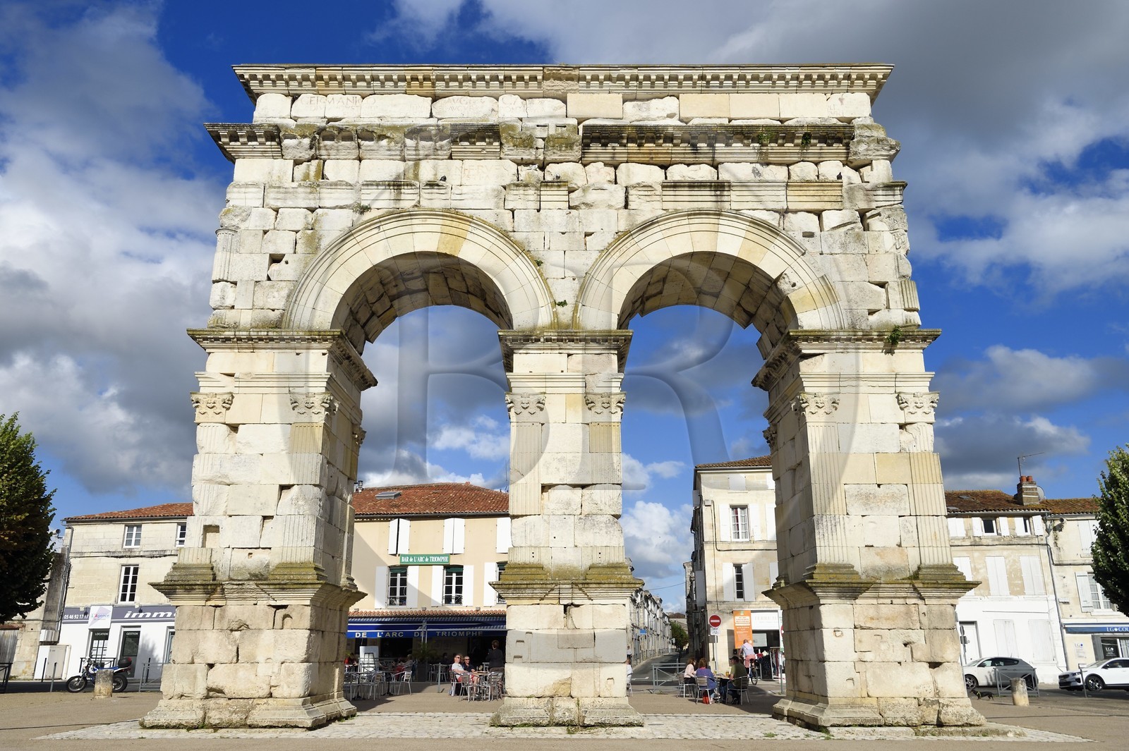 France, Charente-Maritime (17),  Saintonge, Saintes, l'arc de Germanicus est un arc routier en bordure de la Charente érigé en l'an 18-19 en l'honneur de l'empereur Tibère, son fils Drusus et son neveu et fils adoptif Germanicus