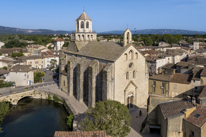 France, Vaucluse (84), Le Thor, l'église Notre-Dame-du-Lac en bordure de la Sorgue (vue aérienne)