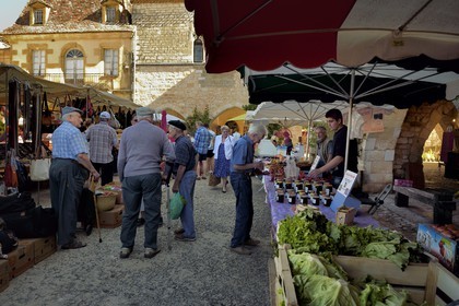France, Dordogne (24), Périgord Pourpre, Monpazier, labellisé Les Plus Beaux Villages de France, jour de marché sur la place des Cornières au coeur du village