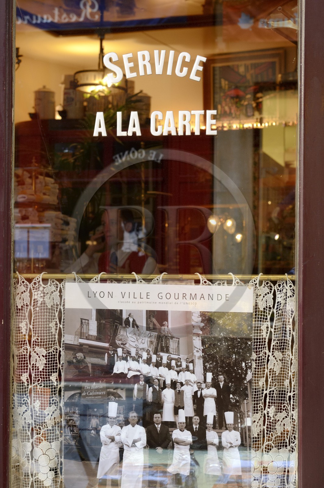 France, Rhône (69), Lyon, site historique classé Patrimoine Mondial de l'UNESCO, vitrine du restaurant le Bistrot de Lyon dans la rue Mercière