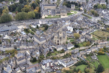 France, Côtes-d'Armor (22), Guingamp, le centre ville et la basilique Notre-Dame de Bon-Secours (vue aérienne)