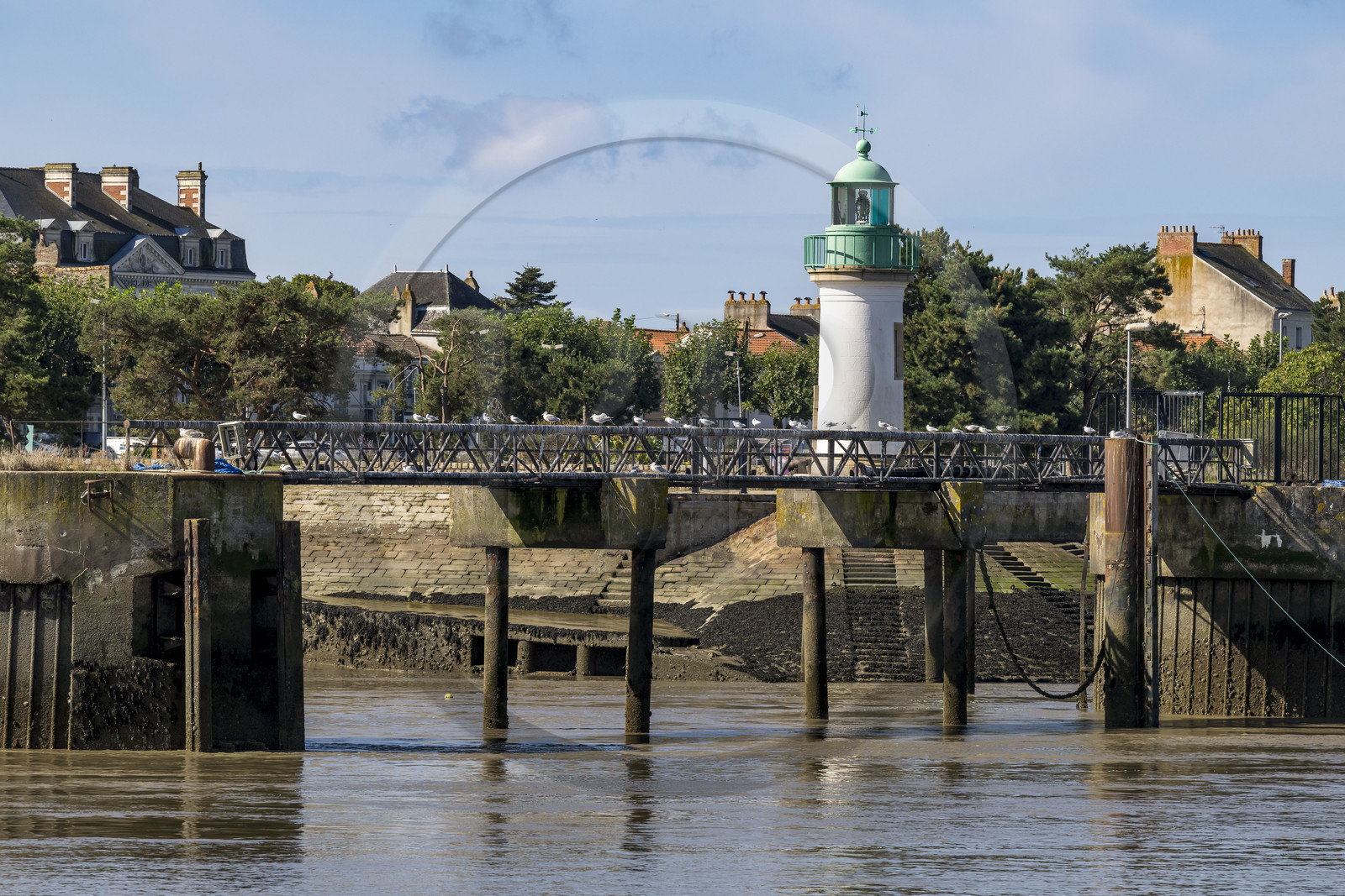 France, Loire-Atlantique (44), Paimboeuf, phare de Paimboeuf situé à plus de 10 km de la côte, le seul phare français construit aussi loin dans les terres et le seul de l'estuaire de la Loire