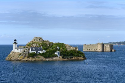 France, Finistère (29), baie de Morlaix, Carantec,  maison-phare de l'Ile Louet (aussi une maison d'hôtes en saison estivale) et le château du Taureau construit par Vauban au XVIIe siècle