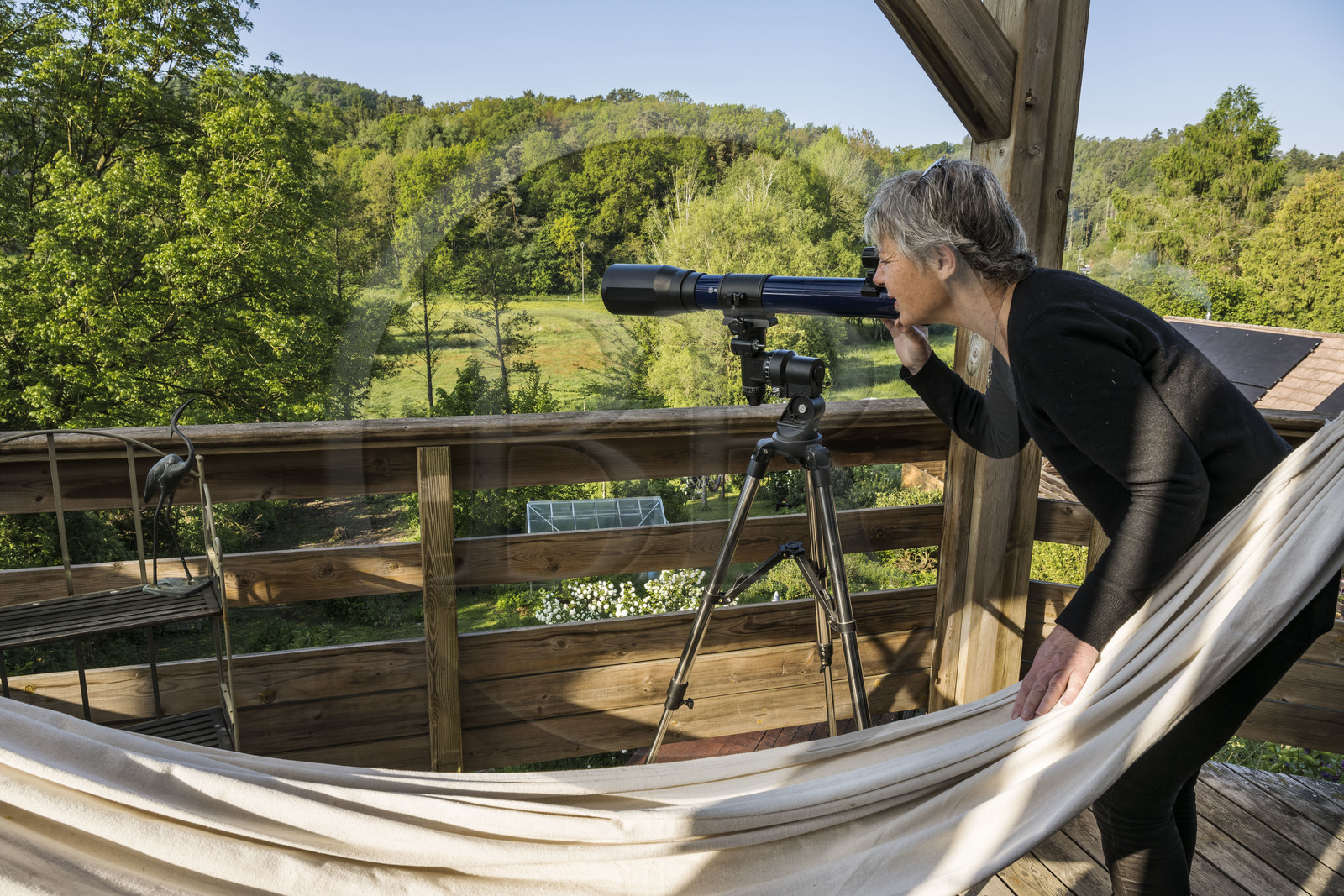 France, Bas-Rhin (67), Parc naturel régional des Vosges du Nord, Obersteinbach, Hotel Alsace-Village, observation de la faune avec la longue-vue depuis le balcon
