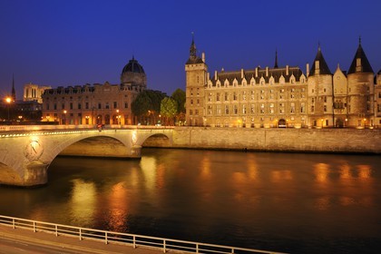 France, Paris (75), les rives de la Seine, classées Patrimoine Mondial de l'UNESCO, la Conciergerie sur l'île de la Cité et le pont au Change