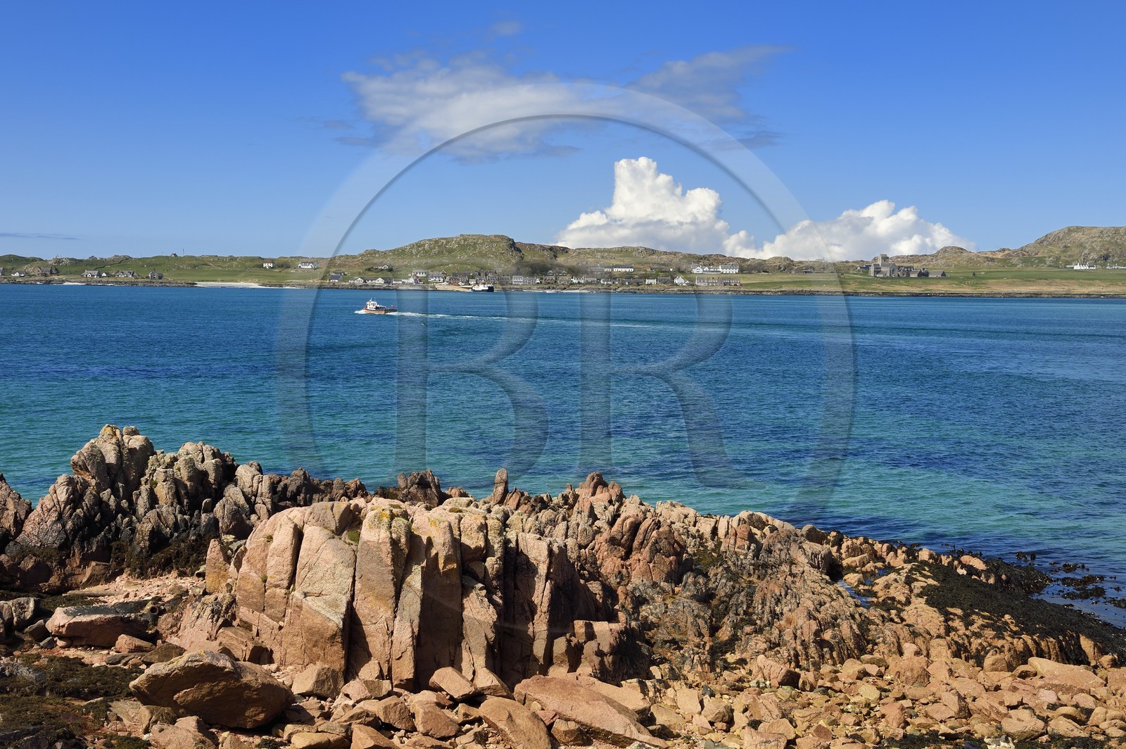 Royaume-Uni, Ecosse, Highland, Hébrides intérieures, Ile de Iona face à l'Ile de Mull et l'abbaye d'Iona en bordure de mer