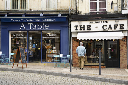 France, Nièvre (58), Nevers, épicerie fine A Table place Saint-Sébastien