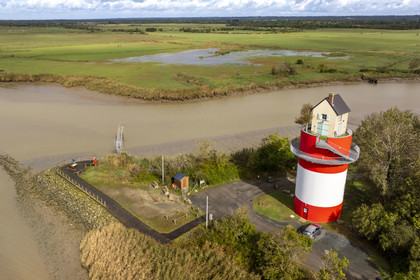 France, Loire-Atlantique (44), Cordemais, collection d'art contemporain à ciel ouvert Estuaire, la Villa Cheminée réalisé par l'artiste japonais Tatzu Nishi sur les rives de la Loire, oeuvre d'art mais aussi maison d'hôtes insolite (vue aérienne)