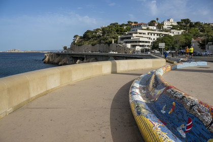 France, Bouches-du-Rhône (13), Marseille, Corniche du Président John Fitzgerald Kennedy, l'Association Viv'Arthe et son Projet Mosaïque, recouvrir de mosaïque le plus long banc du monde qui court sur près de 3 km le long de la Corniche