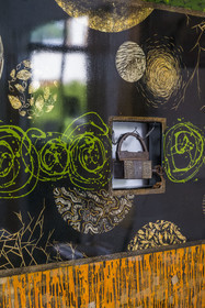 France, Hauts-de-Seine (92), Colombes, oeuvres de l'artiste et laqueur Isabelle Emmerique dans son atelier