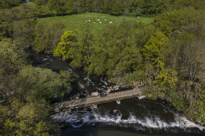 France, Vendée (85), Chanverrie, randonnée cycliste sur la piste de la véloroute Vendée Vélo Tour, passage du pont du Guy sur la Sèvre Nantaise non loin du moulin de la Garde (vue aérienne)
