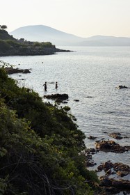 France, Var (83), Saint-Tropez, sentier des Graniers, baignade