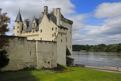 France, Maine-et-Loire (49), Vallée de la Loire classée Patrimoine Mondial de l'UNESCO, Montsoreau, labellisé Les Plus Beaux Villages de France, Château de Montsoreau au bord de la Loire, reconstruit au XV siècle