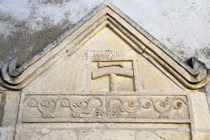 France, Charente (16), Saint-Simon, enseigne d'un artisan calfat qui participait à la construction des gabarres (datée de 1602), il remplissait d'étoupe les fentes des bateaux avant de les recouvrir de poix, résine et goudron