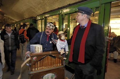 France, Paris (75), dernier Metro, visite et découverte du réseau parisien de la RATP dans une vieille rame Sprague, cabine du conducteur