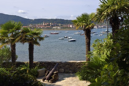 France, Pyrénées-Atlantiques (64), la côte du Pays-Basque, la baie d'Hendaye dans l'embouchure de la Bidassoa, le jardin de la maison mauresque au premier plan et le village de Hondarribia (Fontarrabie) en arrière plan
