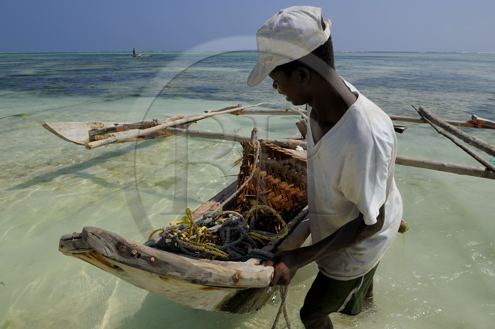 Tanzanie, archipel de Zanzibar, île de Unguja (Zanzibar), côte Sud-Est, Bwejuu, pêcheur tirant un dhow (boutre traditionnel)