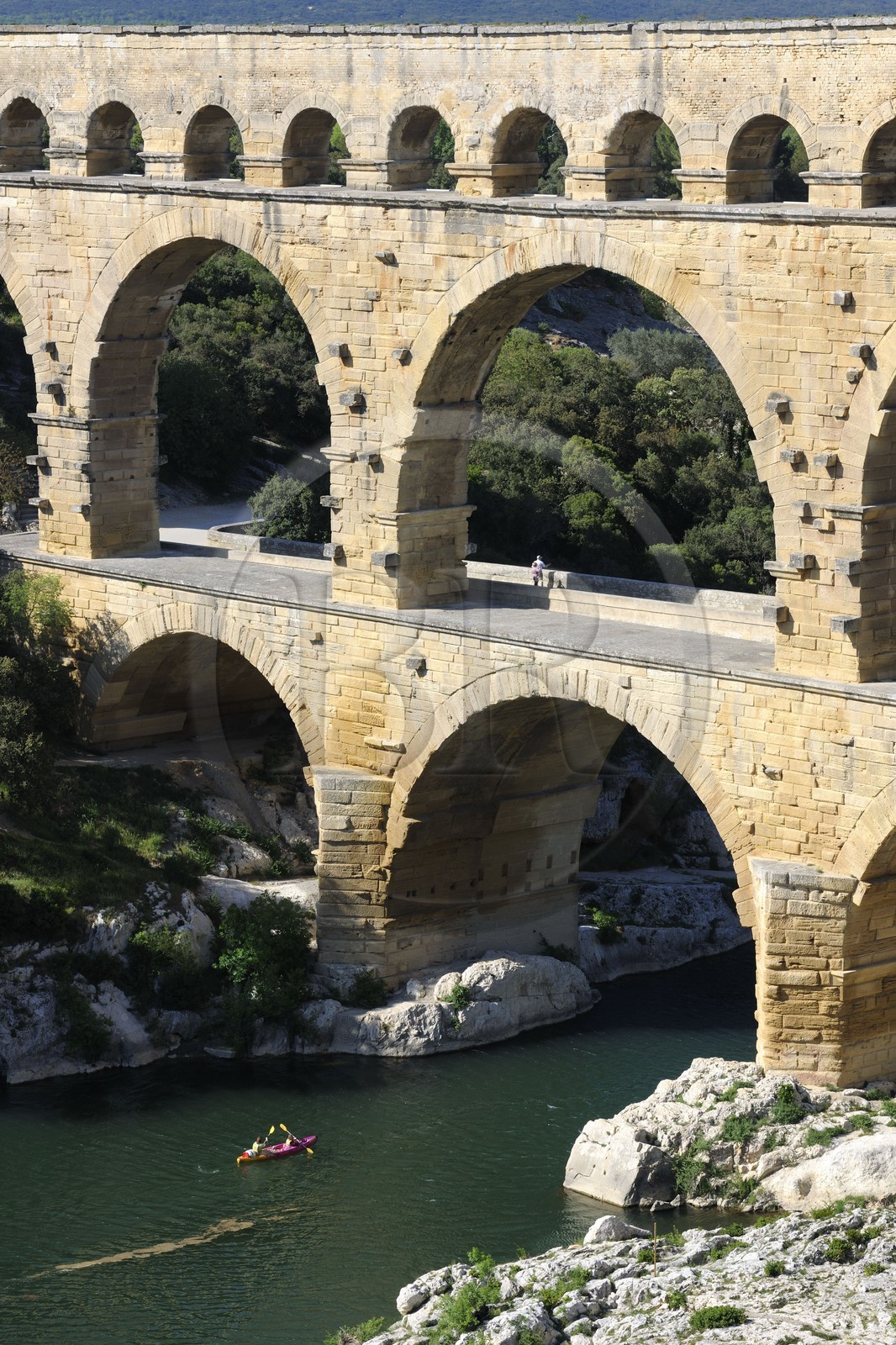 France, Gard (30), le Pont du Gard classé Patrimoine Mondial de l'UNESCO, aqueduc romain qui enjambe le Gardon, descente en canoë-kayak du Gardon