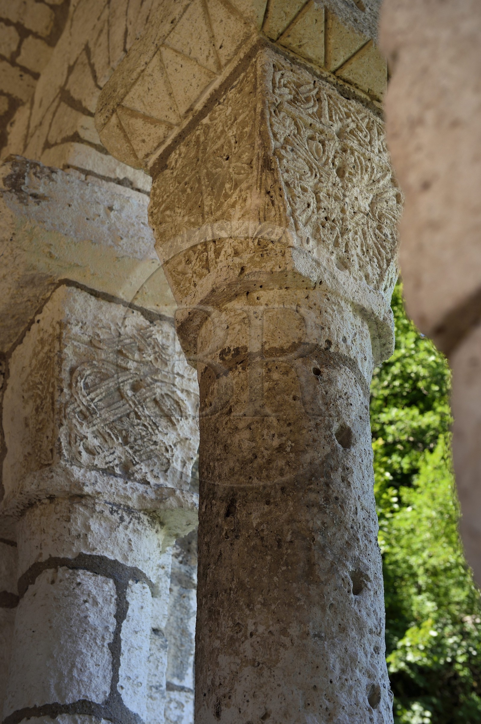France, Dordogne (24), Brantôme, l'abbaye bénédictine Saint-Pierre de Brantôme, intérieur du clocher de l'église abbatiale (XIe siècle), certainement le plus ancien campanile de France, détail des chapiteaux en calcaire