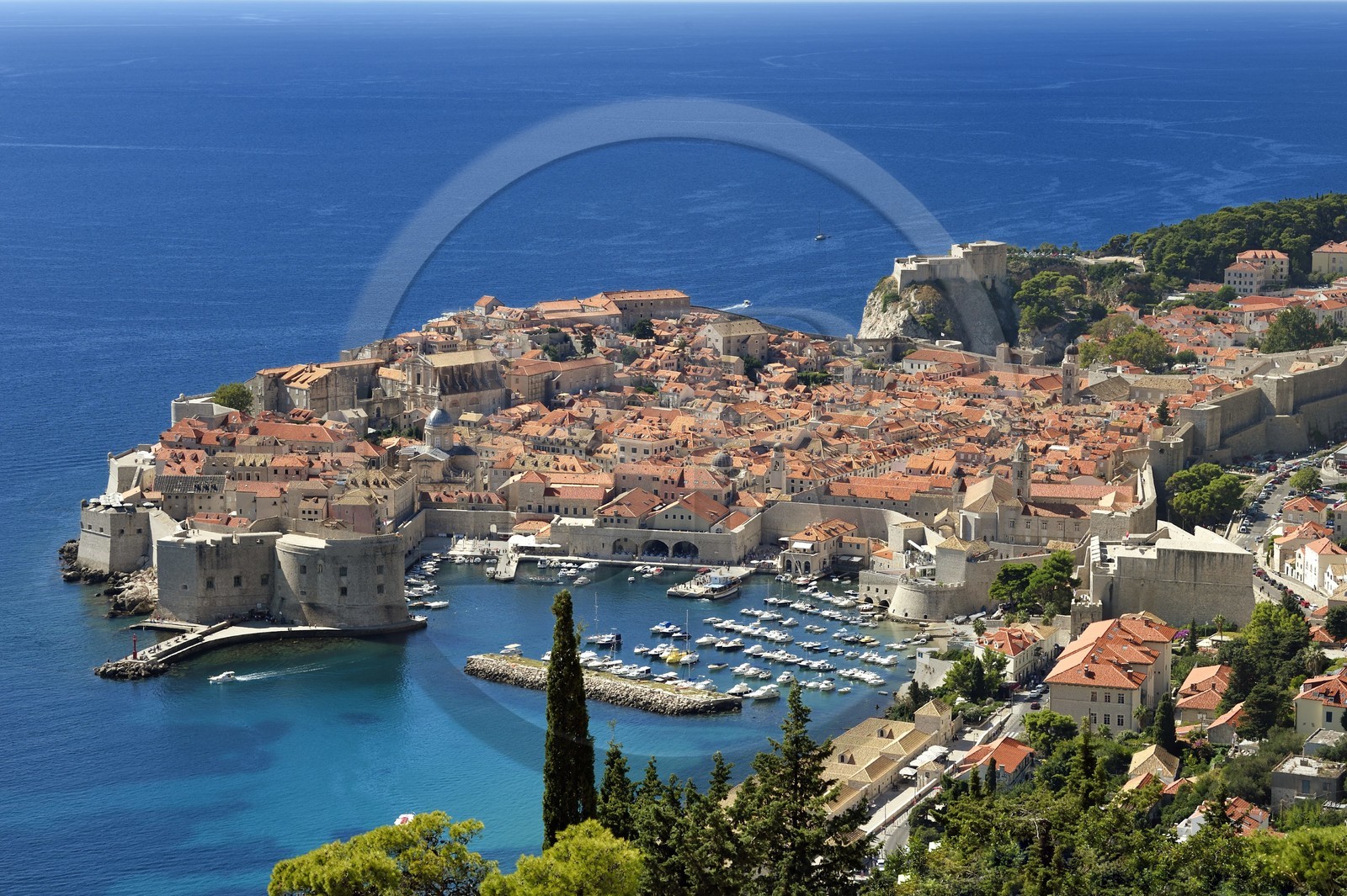 Croatie, Dalmatie, cote dalmate, Dubrovnik, centre historique classé Patrimoine Mondial de l'UNESCO, vue générale depuis la route de la corniche littorale