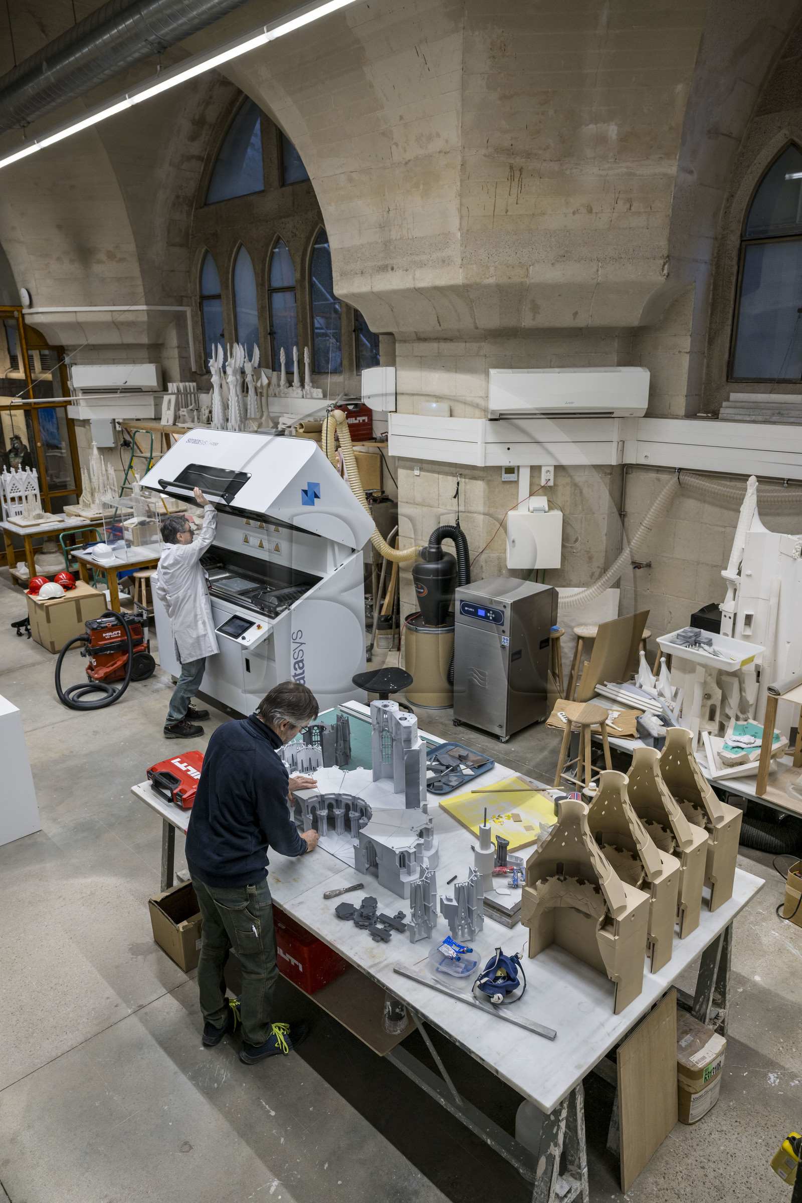 Espagne, Catalogne, Barcelone, quartier de l'Eixample, basilique de la Sagrada Familia de l'architecte du modernisme catalan Antoni Gaudi classée Patrimoine Mondial de l'UNESCO, l'atelier maquettes, Ignasi Badia Nogués reconstitue la maquette fabriquée en 3D (avec la machine en arrière plan) de la facade de l'abside orientée Nord Ouest