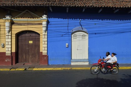 Nicaragua, Leon, avenida 2 Poniente dans le centre historique, maisons colorées à l'architecture coloniale