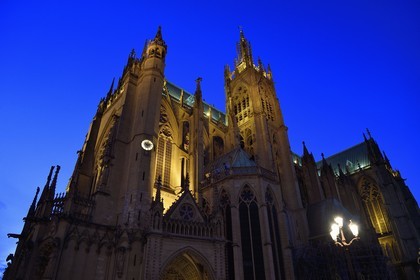 France, Moselle (57), Metz, la cathédrale Saint-Etienne en pierre de Jaumont et la flèche de la tour de la Mutte