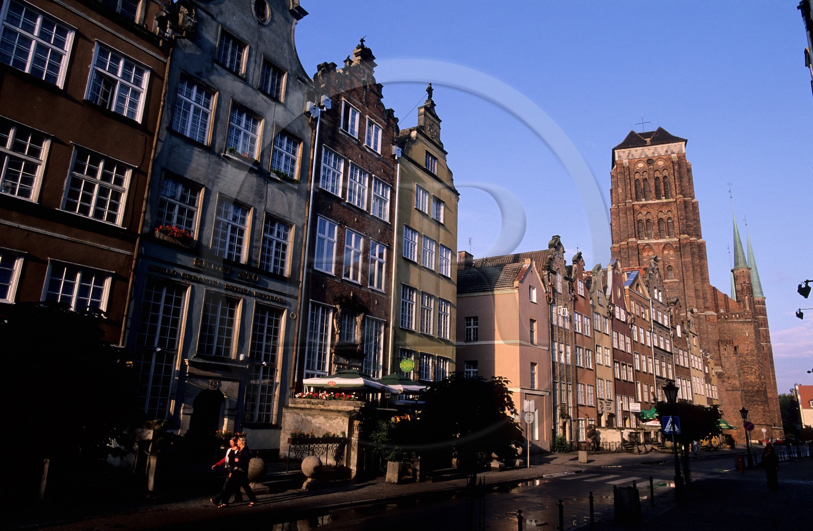 Pologne, Poméranie Orientale, Gdansk, rue Notre-Dame débouchant sur le Long-Quai (Dlugie Pobrzeze) par une porte médiévale