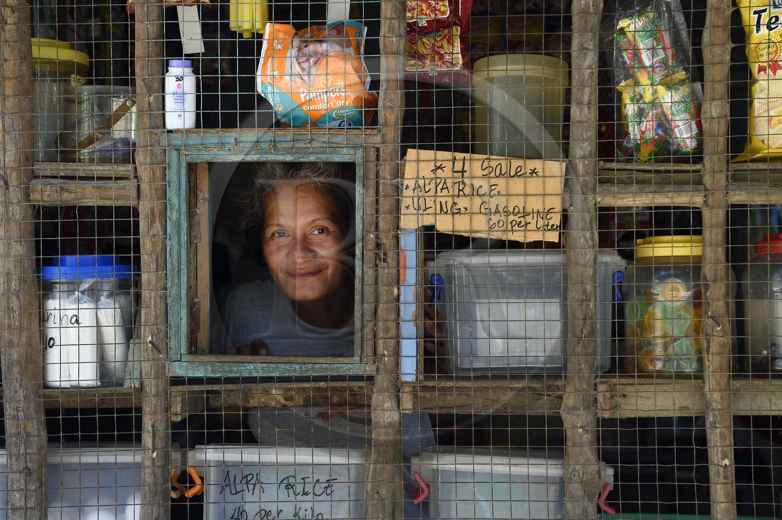 Philippines, Calamian Islands dans le nord de Palawan, Uson Island dans la baie de Coron, village de Barangay Lajala, petit commerce de proximité