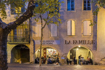 France, Gard (30), Uzès, la Place aux Herbes entourée de maisons à arcades et ses terrasses de café