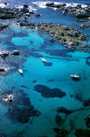 France, Corse-du-Sud (2A), bateaux au mouillage dans l'archipel des îles Lavezzi (vue aérienne)